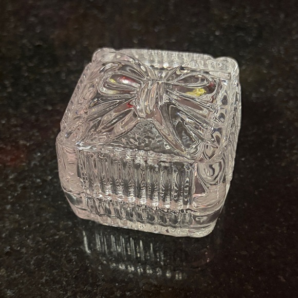 Industries Crystal Clear 24% Lead Crystal Bow Trinket Box EUC - Picture 2 of 6